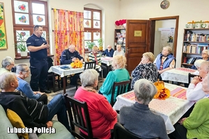 seniorzy słuchający policjanta