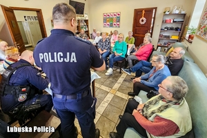 policjant rozmawia z seniorami
