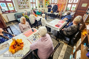 policjant i seniorzy