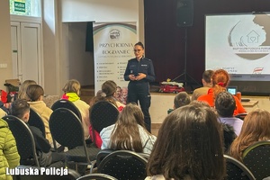 policjantka i młodzież