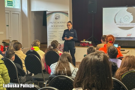 policjantka i młodzież