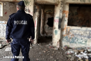 Policjant w pustostanie.