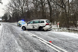 samochód osobowy stoi na drodze.