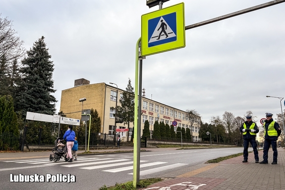 Policjanci apelują - zachowajmy ostrożności w rejonie przejść dla pieszych