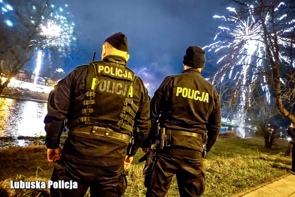 Policjanci czuwają nad bezpieczeństwem w noc Sylwestrową