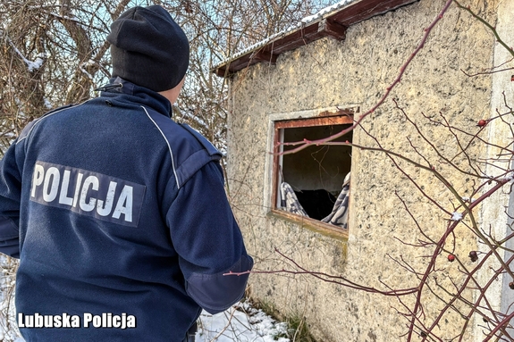 Zima to szczególnie trudny czas – policjanci z Sulęcina wspierają osoby w kryzysie bezdomności