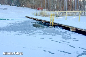 zamarźnięta tafla jeziora