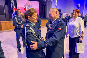 Podinspektor Krzysztof Staszewski wraz z funkcjonariuszami.