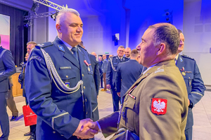 Podinspektor Damian Szafraniec wraz z przedstawicielem Wojska Polskiego.