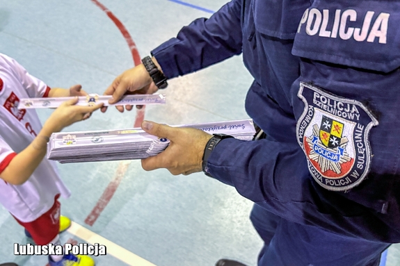 Zanim ruszą ferie - policjanci z Sulęcina edukują najmłodszych