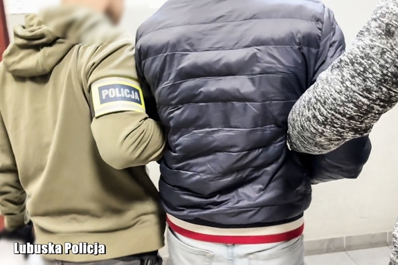 Podejrzany o włamanie do samochodu zatrzymany na gorącym uczynku